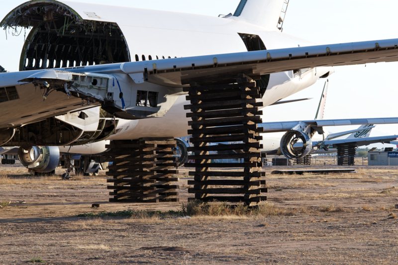 Boeing 777 ohne Fahrwerk, aufgebockt auf einfachen Holzpaletten